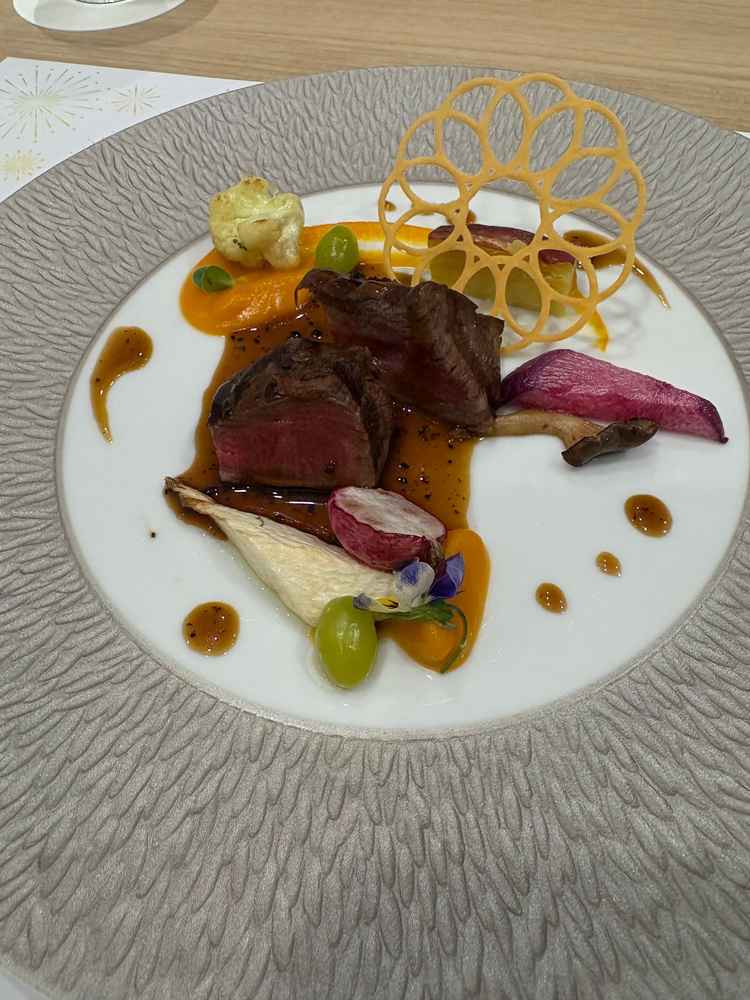 メインの試食。肉料理はとても柔らかく料理のクオリティが高かった。