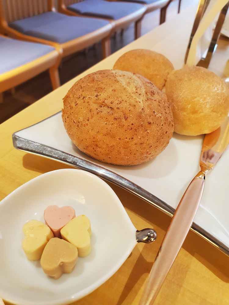 パンに添えられた4種類のバター