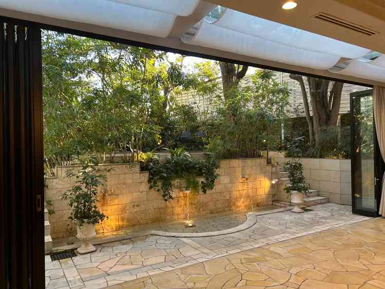 披露宴会場のテラスです。ここから登場もできるとのことでした。