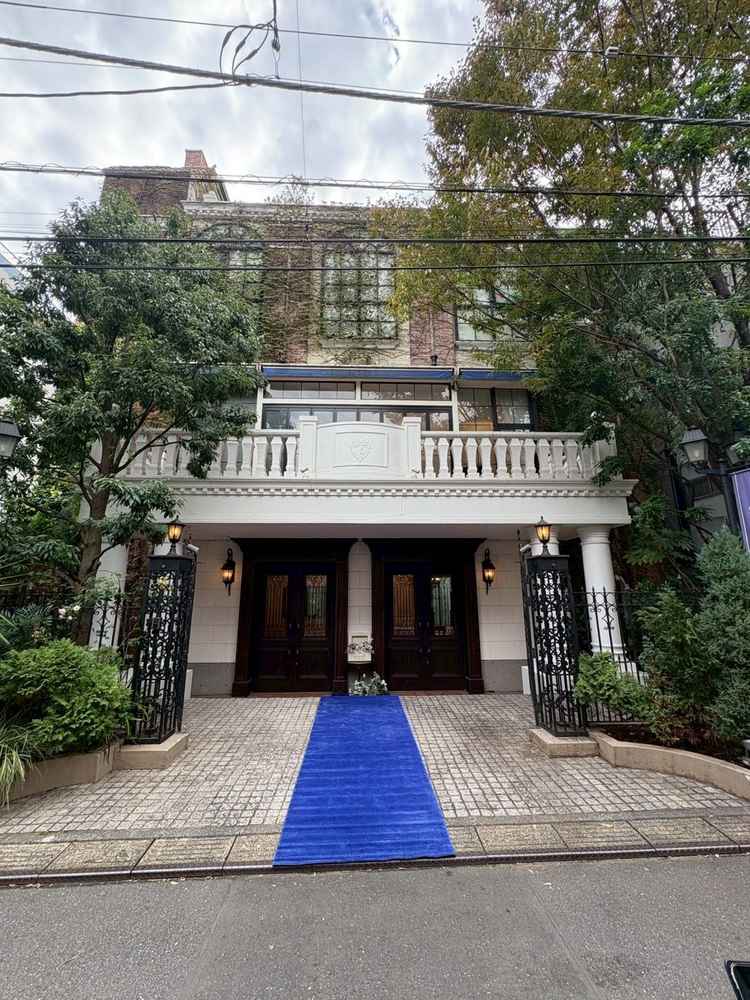 エントランスです。門構えが素敵で海外のお城のような雰囲気。