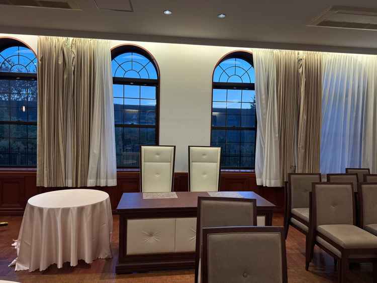 バンケットルーム。神学校の施設を居抜きで改修した形なので、おしゃれではない。