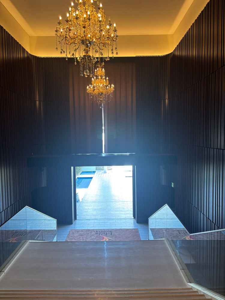 チャペルの大階段の写真。雨でもアフターセレモニーの心配がなくて良い。