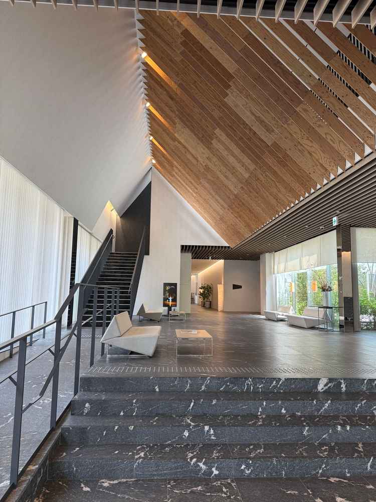 入り口入ってすぐ目に飛び込んでくる景色。まるで美術館。入った瞬間から非日常を味わえます。