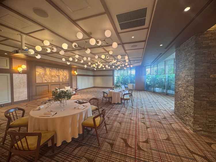 披露宴会場は他の所では見ない、ガラス窓があり、外の明るさが入るので、とても雰囲気が良かった。