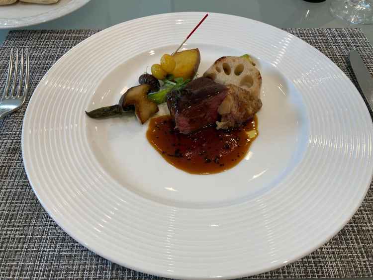 見た目も色鮮やかな肉料理は、旬の秋野菜も使用され目でも楽しめる内容でした。