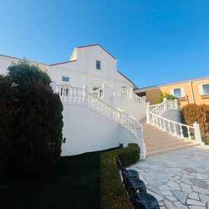 白い階段と、青い空がとても綺麗だと感じました。この中をドレスで歩けるのは魅力的です。