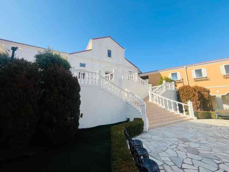 白い階段と、青い空がとても綺麗だと感じました。この中をドレスで歩けるのは魅力的です。