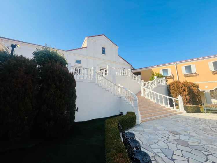 白い階段と、青い空がとても綺麗だと感じました。この中をドレスで歩けるのは魅力的です。