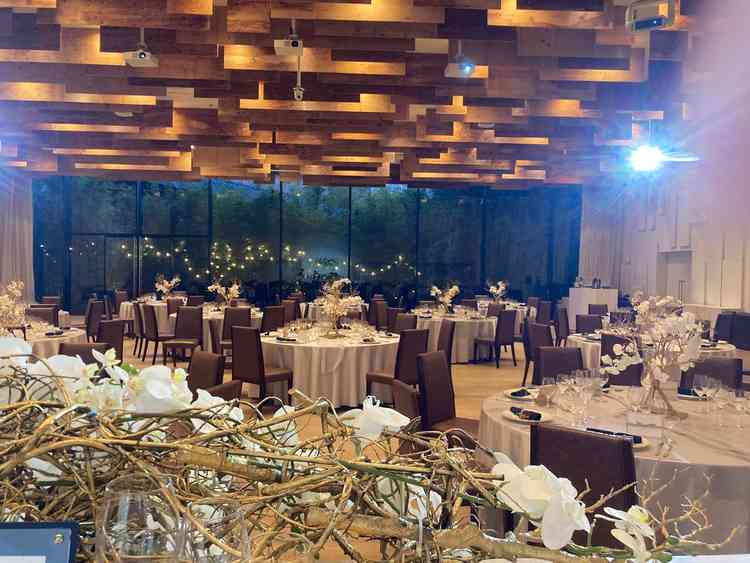 披露宴会場の大きい方を紹介いただいた際の写真