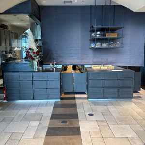 オープンキッチンで作られた料理がすぐに運ばれてくる。盛り付けが見られるところも魅力的。