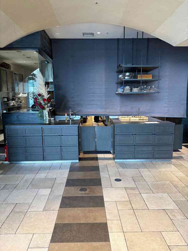 オープンキッチンで作られた料理がすぐに運ばれてくる。盛り付けが見られるところも魅力的。