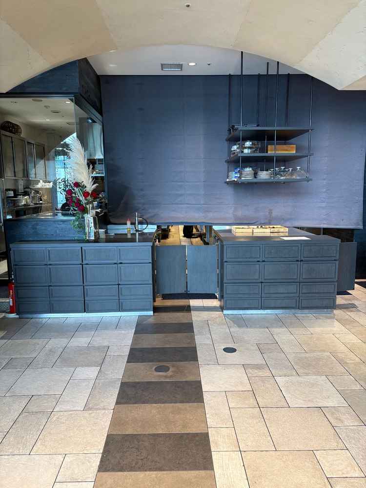 オープンキッチンで作られた料理がすぐに運ばれてくる。盛り付けが見られるところも魅力的。