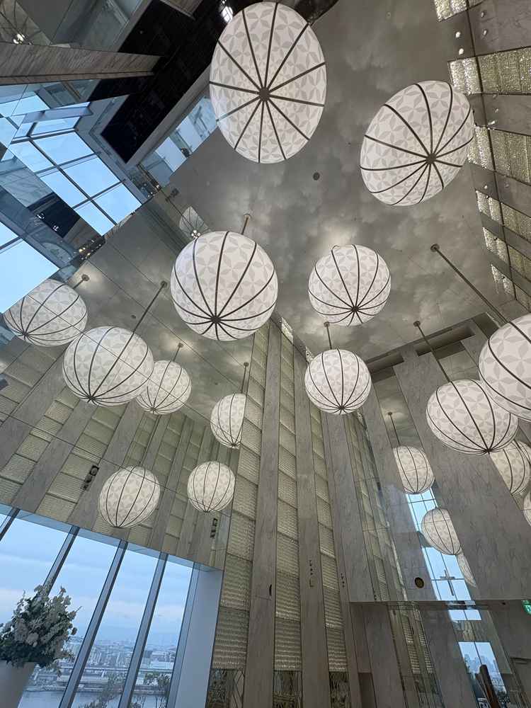 チャペルのこの空間が想像以上に素敵でした。特に天井の高さも高いこと、球体のデザインも印象的でした