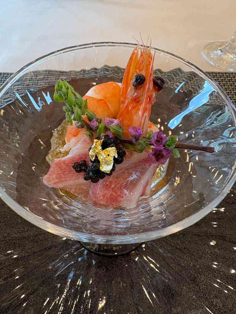 前菜が美しい盛り付けでとても美味しかった。京都の食材を使った京都の会場限定コースが選べるのが魅力的。