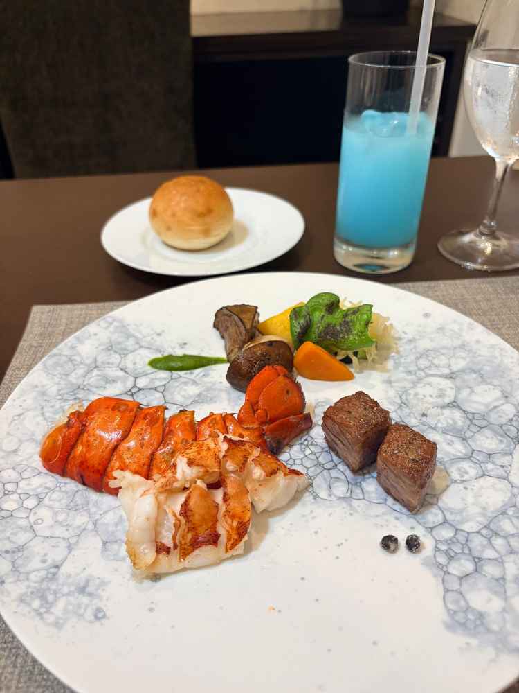 オマール海老、黒毛和牛はもちろん、薬味の味噌、京野菜まで素材のおいしさを感じるお料理。パンも美味。