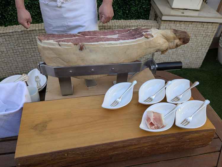 生ハムの原木など、非日常感を味わえるような料理を食べることができる点が良いと思った。