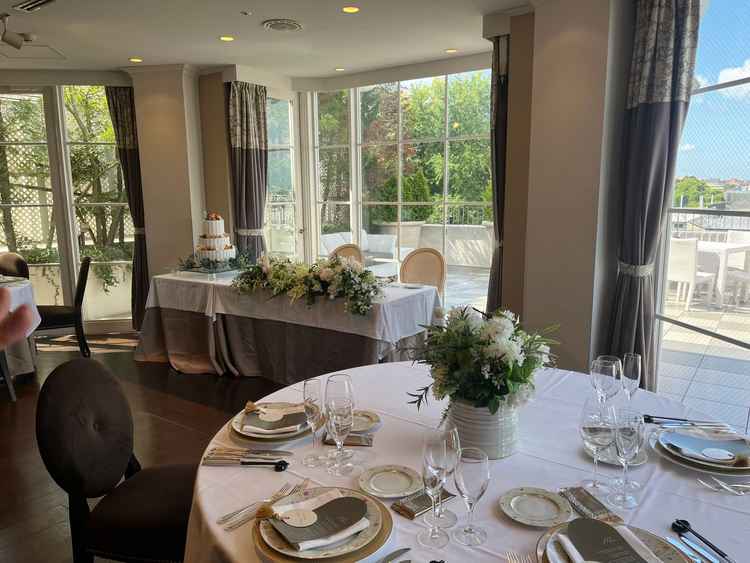 少人数の食事会にはちょうど良い広さ。明るい自然光も良かった！