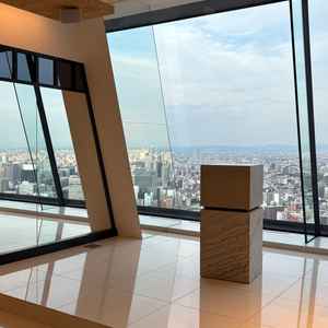 自然光が差し込み、開放感のあるチャペルで、感動的な挙式ができそうだと感じました。