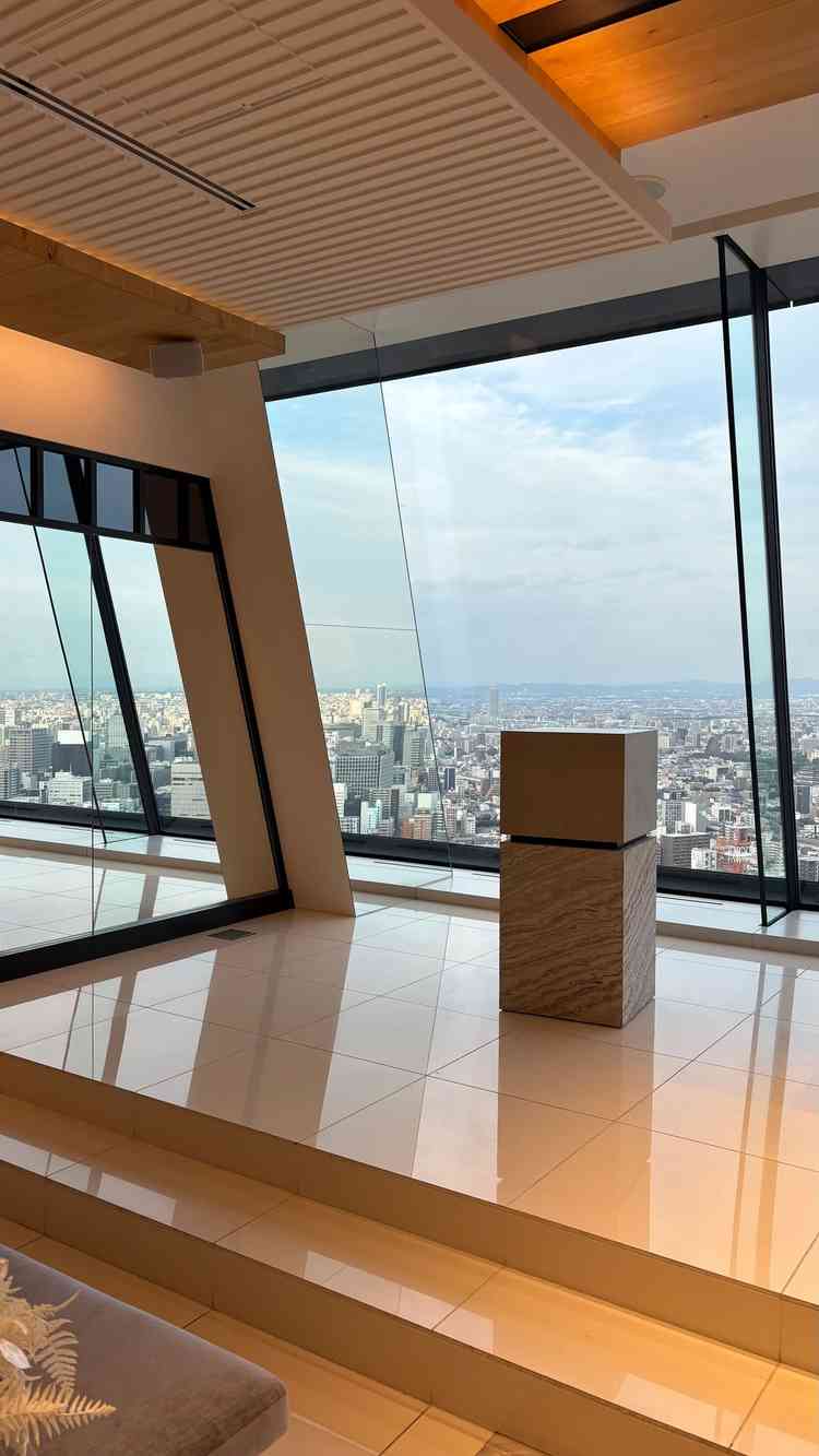 自然光が差し込み、開放感のあるチャペルで、感動的な挙式ができそうだと感じました。