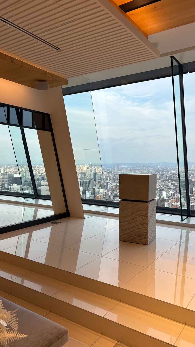 自然光が差し込み、開放感のあるチャペルで、感動的な挙式ができそうだと感じました。