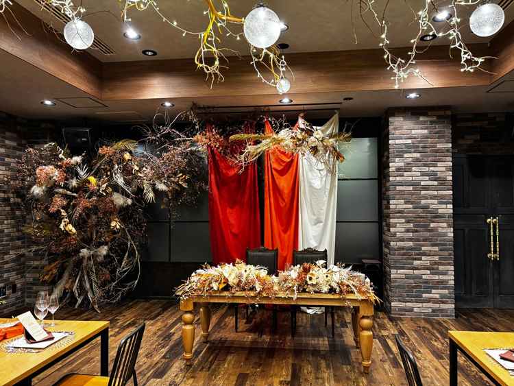 披露宴会場の新婦新郎席