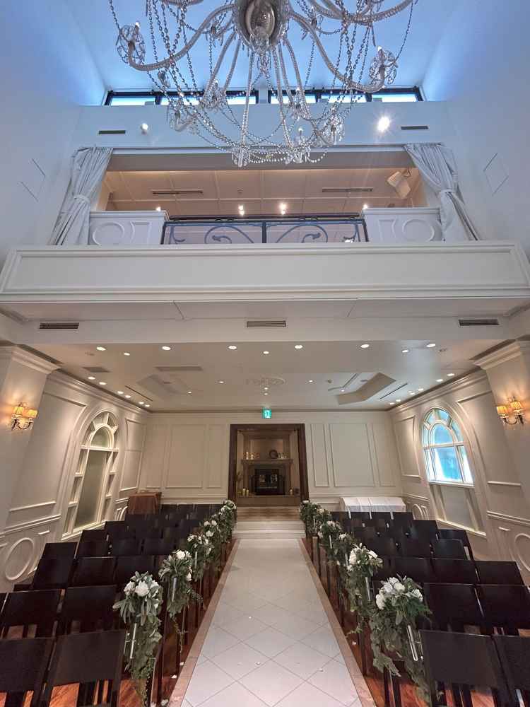 会食会場からも挙式会場を見下ろすことができ、一体感があった。