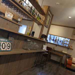 バーカウンターとキッチンです。こちらも可愛くもお洒落で素敵でした。カラフルなソファーもGoodです。