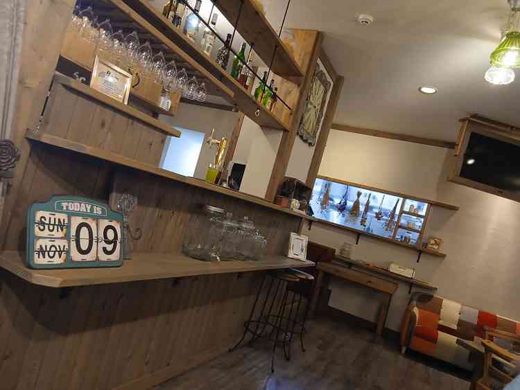 バーカウンターとキッチンです。こちらも可愛くもお洒落で素敵でした。カラフルなソファーもGoodです。