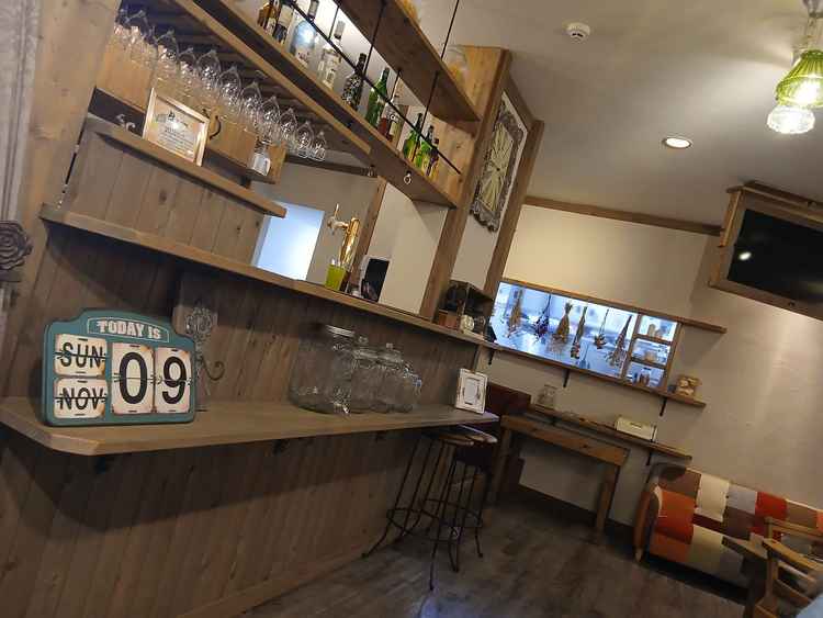バーカウンターとキッチンです。こちらも可愛くもお洒落で素敵でした。カラフルなソファーもGoodです。