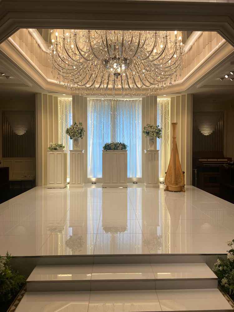 チャペル。床が大理石で、大きなシャンデリアが綺麗に反射します。天井が低いのも迫力を出すためです。