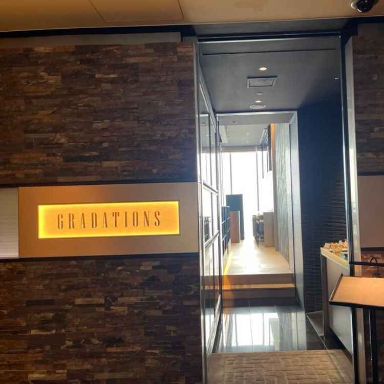 披露宴会場の入り口写真です。チャペルから披露宴会場までの通路は他のテナントと共用でした。