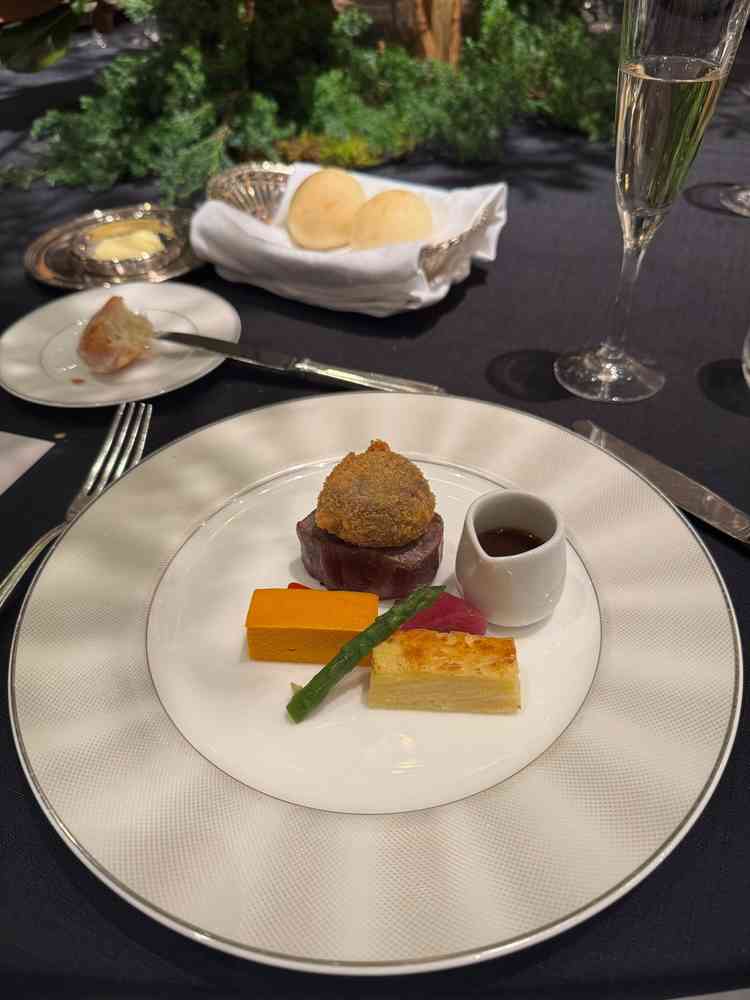 メインのお肉料理です。こちらはワンランクあげた時のお肉料理になります。