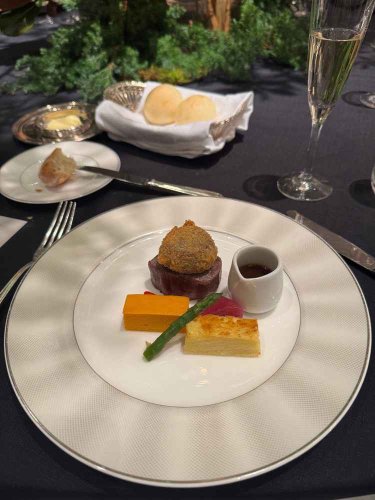 メインのお肉料理です。こちらはワンランクあげた時のお肉料理になります。