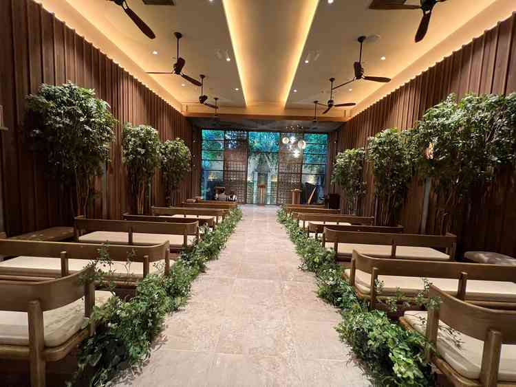 緑が映えるチャペル