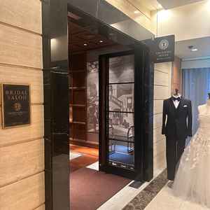 ブライダルサロンの入り口。洗練された雰囲気がある。