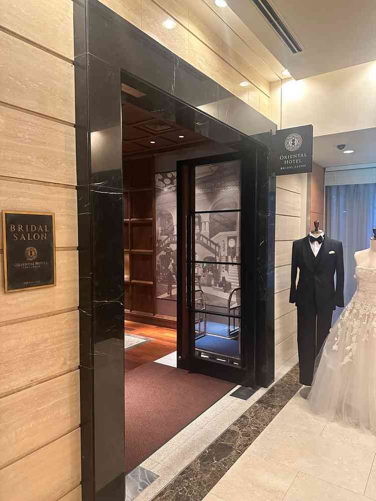 ブライダルサロンの入り口。洗練された雰囲気がある。