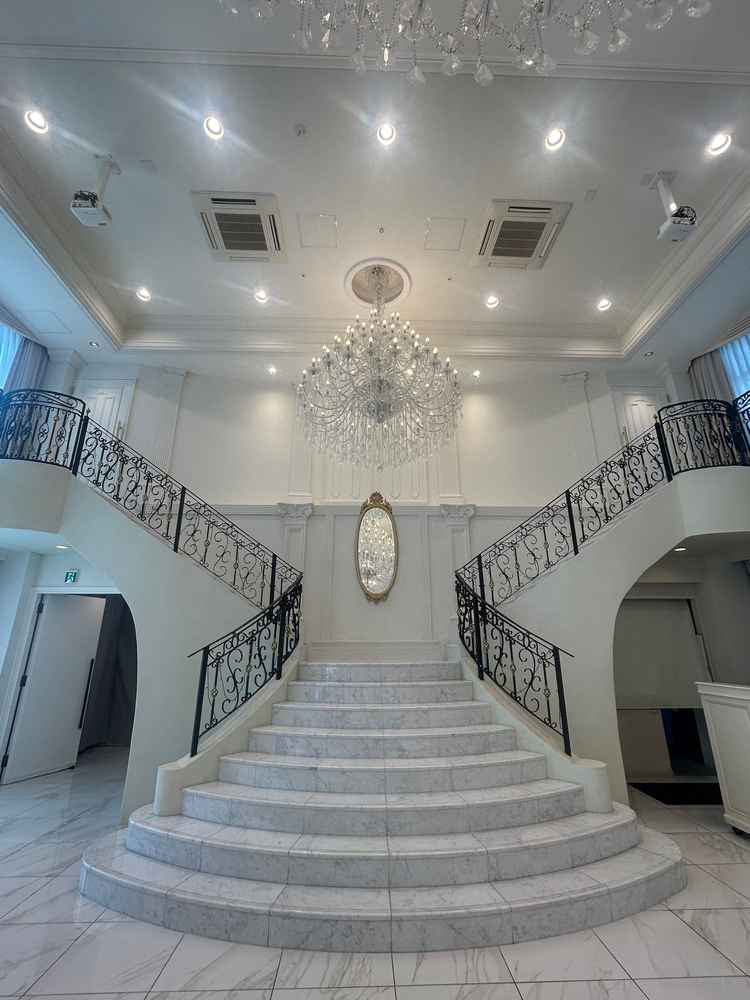 披露宴会場。階段から登場することができる。白メインの部屋