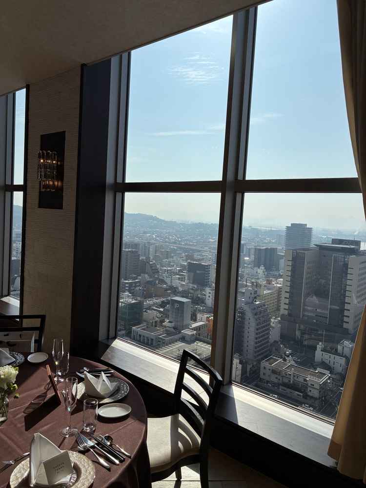 最上階の21階で、カーテンを開けて景色を楽しむ所もゲストへのサプライズとして使われるそうです。