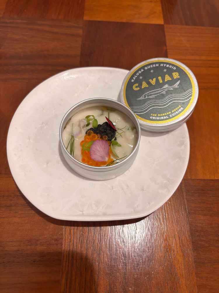 試食会での前菜の写真。キャビアとホタテでとても美味しかったです。