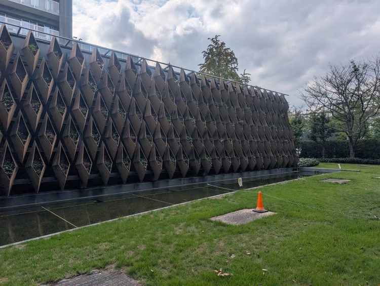 披露宴会場の外装。内装は直後に式を予定している関係で写真NG。天井が高く開放感あり緑も中より見える。