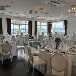 2階にある披露宴会場 テラスに出ると海が望めるため、非常にすてきだった