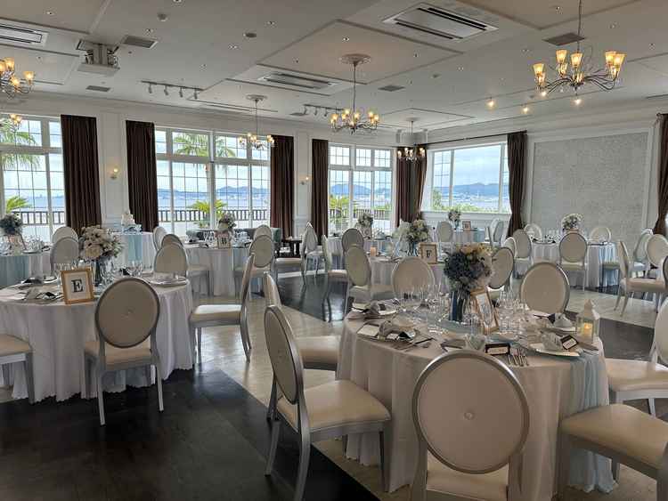 2階にある披露宴会場 テラスに出ると海が望めるため、非常にすてきだった