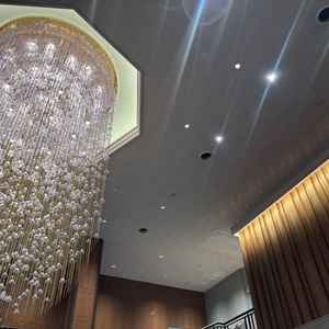 螺旋階段上のシャンデリアと間接照明がおしゃれです。