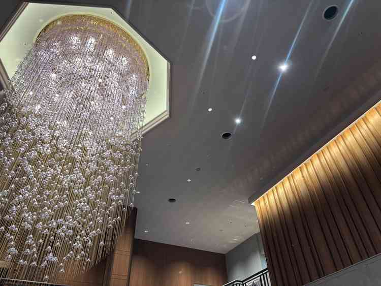 螺旋階段上のシャンデリアと間接照明がおしゃれです。