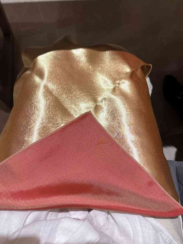 ナプキンの表は光沢のあるゴールド、裏面は祝い事に合うレッド