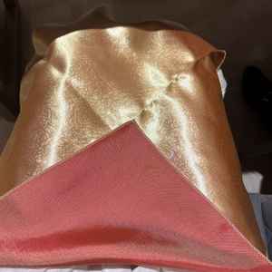 ナプキンの表は光沢のあるゴールド、裏面は祝い事に合うレッド