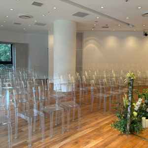 参列者は皆片側に。新郎新婦との距離はこちらの方が近い