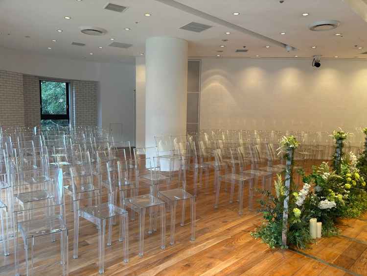 参列者は皆片側に。新郎新婦との距離はこちらの方が近い