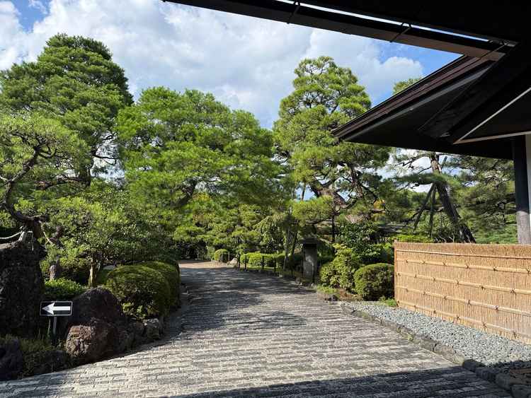 披露宴会場を出たところ。行手には日本庭園が広がっています。