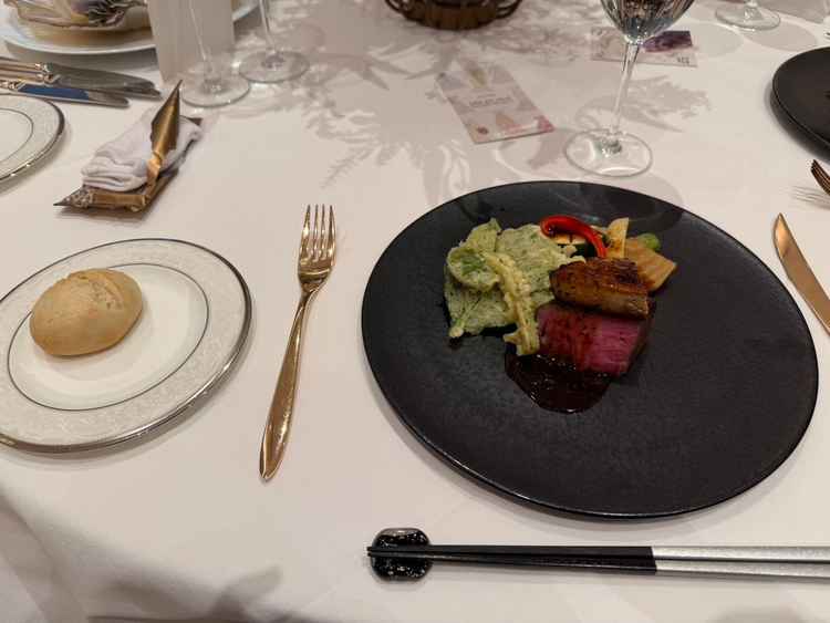 当日は新郎側が実際に味付けをするというお肉。演出としてとても良いと感じる